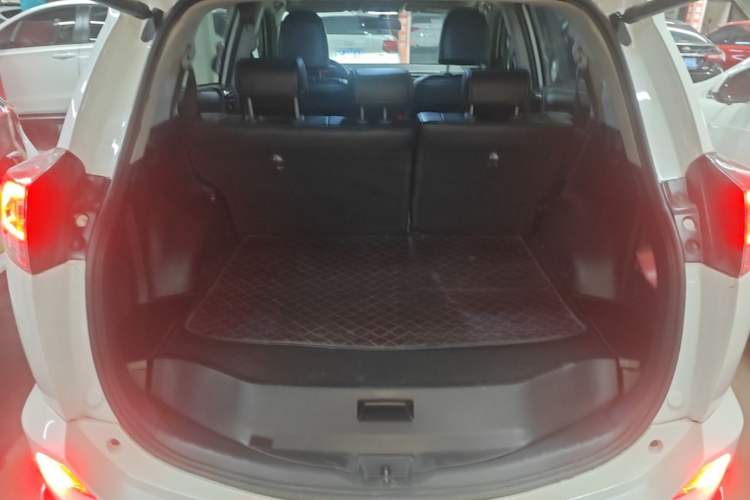 Used Toyota RAV4 2019 2.0L CVT Two-Wheel Drive Luxury Version China VI Standard Trunk
