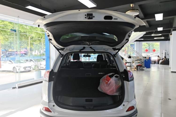 Used Toyota RAV4 2019 2.0L CVT Two-Wheel Drive Fashion X Limited Edition China VI Standard Trunk