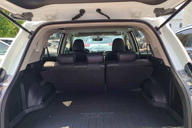 Used Toyota RAV4 2019 2.0L CVT Two-Wheel Drive Fashion X Limited Edition China VI Standard Trunk