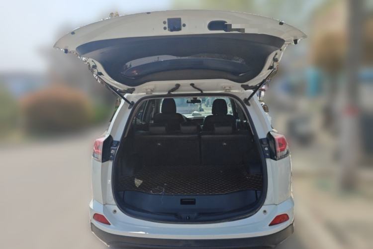 Used Toyota RAV4 2019 2.0L CVT Two-Wheel Drive Luxury Version China VI Standard Trunk