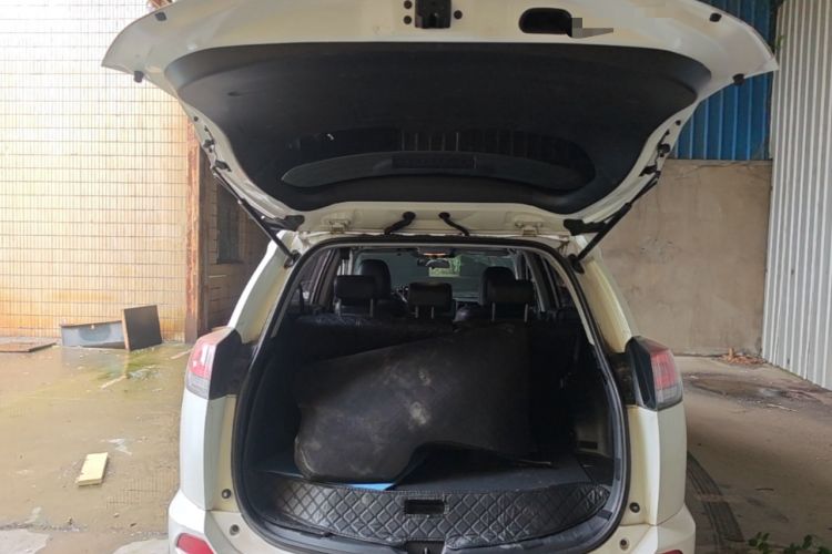 Used Toyota RAV4 2019 2.0L CVT Two-Wheel Drive Luxury Version China VI Standard Trunk