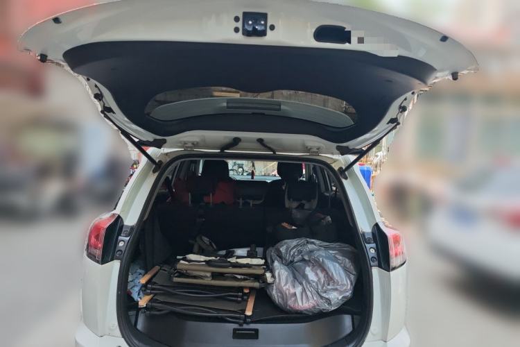 Used Toyota RAV4 2019 2.0L CVT Two-Wheel Drive Luxury Version China VI Standard Trunk