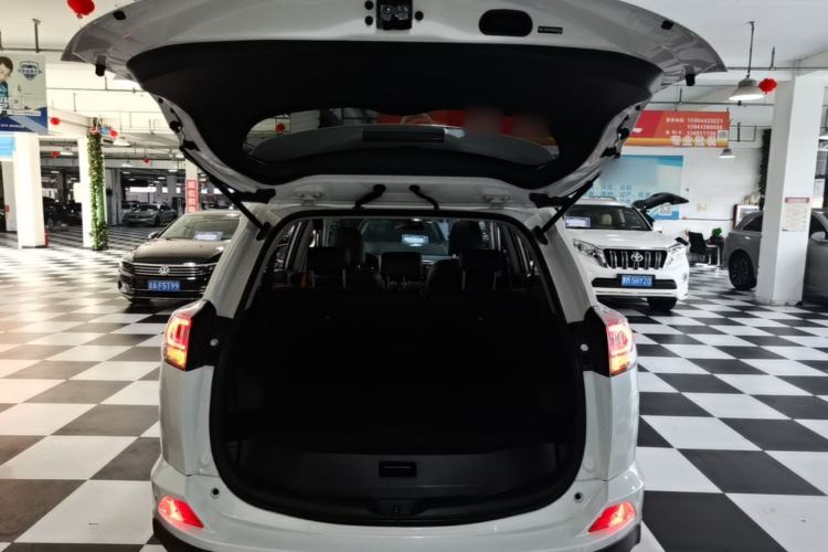 Used Toyota RAV4 2019 2.0L CVT Two-Wheel Drive Luxury Version China VI Standard Trunk
