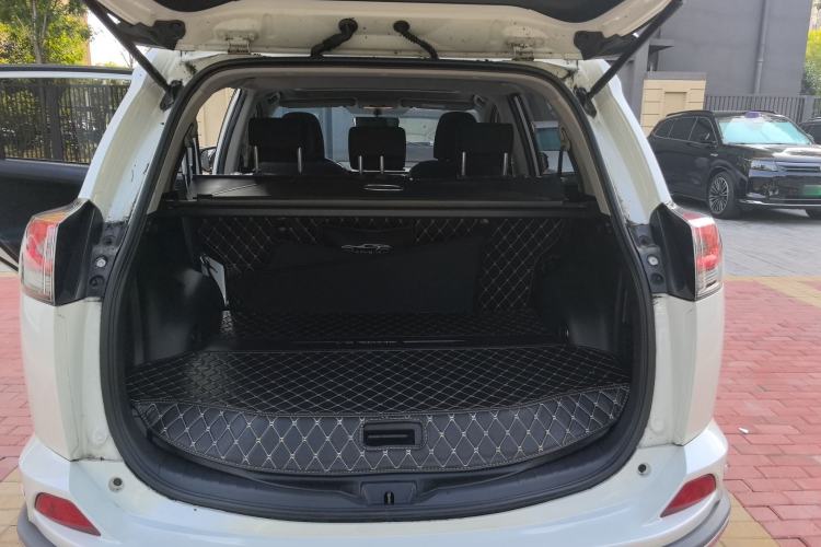 Used Toyota RAV4 2019 2.0L CVT Two-Wheel Drive Fashion X Limited Edition China VI Standard Trunk