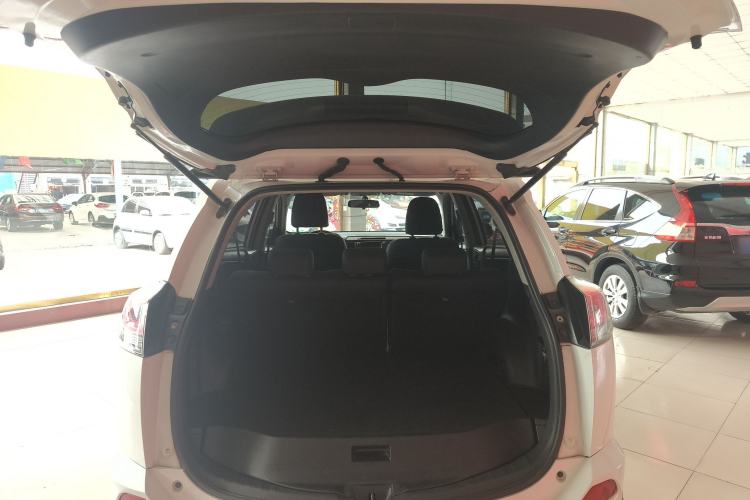 Used Toyota RAV4 2019 2.0L CVT Two-Wheel Drive Luxury Version China VI Standard Trunk