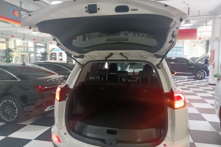Used Toyota RAV4 2019 2.0L CVT Two-Wheel Drive Luxury Version China VI Standard Trunk
