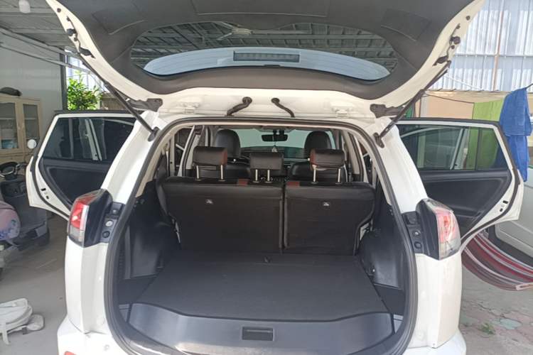 Used Toyota RAV4 2019 2.0L CVT Two-Wheel Drive Fashion X Limited Edition China VI Standard Trunk