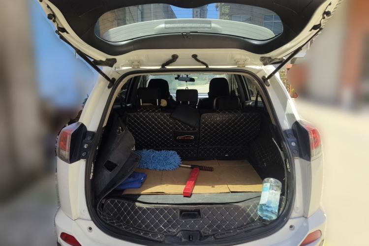 Used Toyota RAV4 2019 2.0L CVT Two-Wheel Drive Luxury Version China VI Standard Trunk