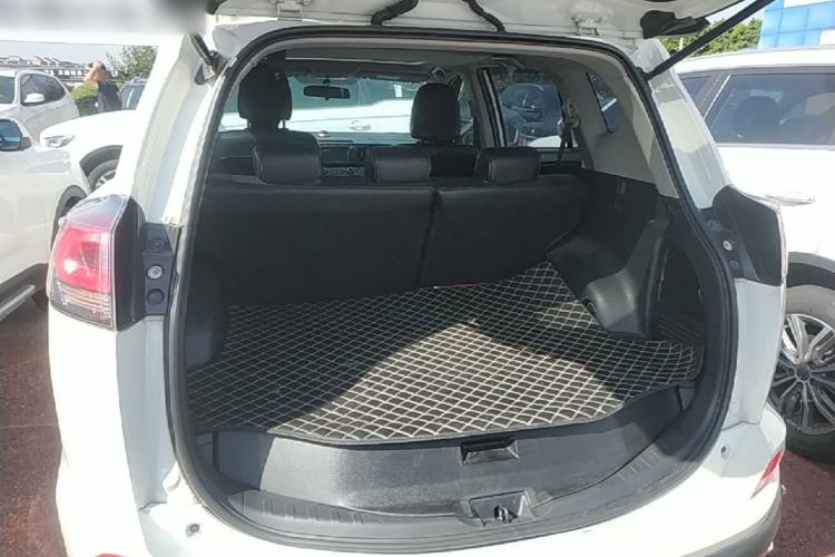Used Toyota RAV4 2019 2.0L CVT Two-Wheel Drive Luxury Version China VI Standard Trunk