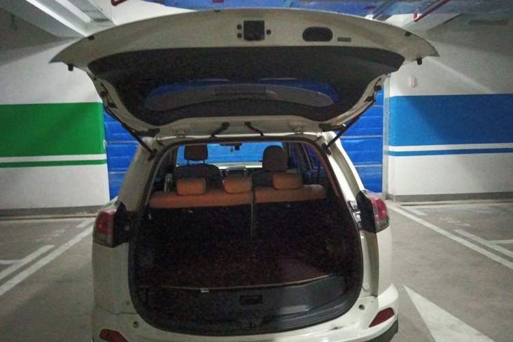 Used Toyota RAV4 2019 2.0L CVT Two-Wheel Drive Luxury Version China VI Standard Trunk