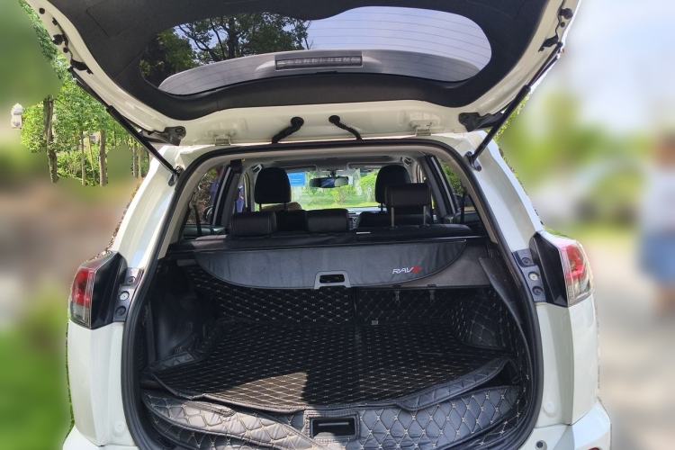 Used Toyota RAV4 2019 2.0L CVT Two-Wheel Drive ZhiShang Version China VI Standard Trunk