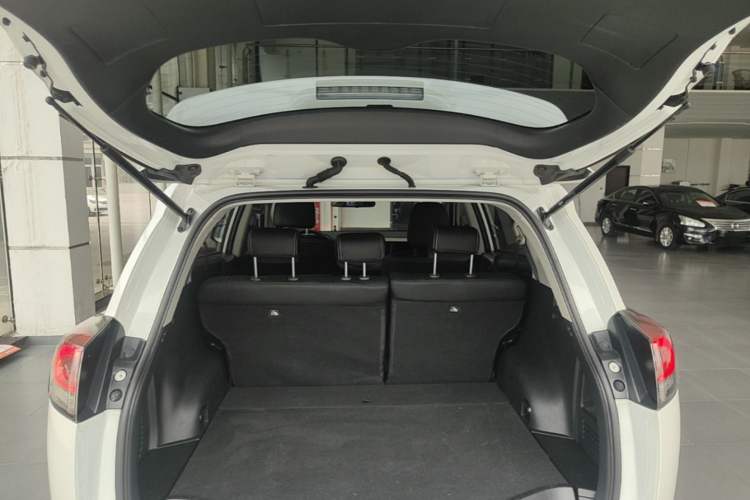 Used Toyota RAV4 2019 2.0L CVT Two-Wheel Drive Luxury Version China VI Standard Trunk