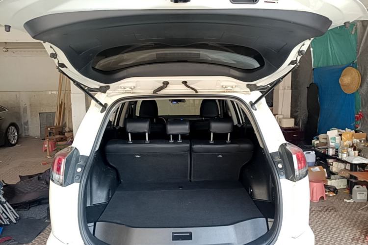 Used Toyota RAV4 2019 2.0L CVT Two-Wheel Drive Luxury Version China VI Standard Trunk