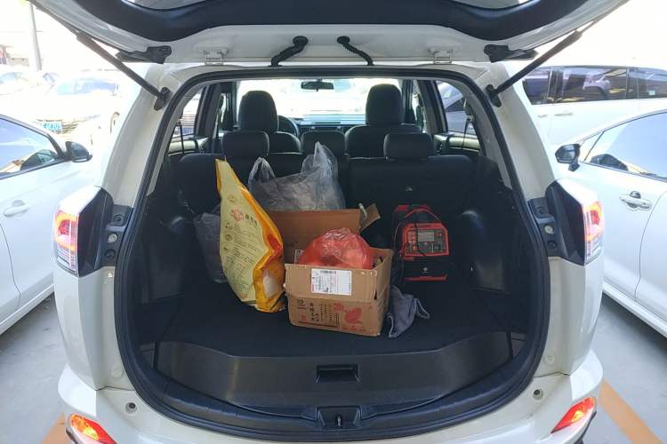 Used Toyota RAV4 2019 2.0L CVT Two-Wheel Drive Comfort Edition China VI Standard Trunk