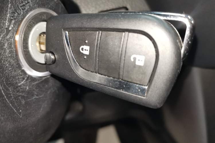 Used Toyota RAV4 2019 2.0L CVT Two-Wheel Drive Pioneer Edition China V Standard Vehicle Key