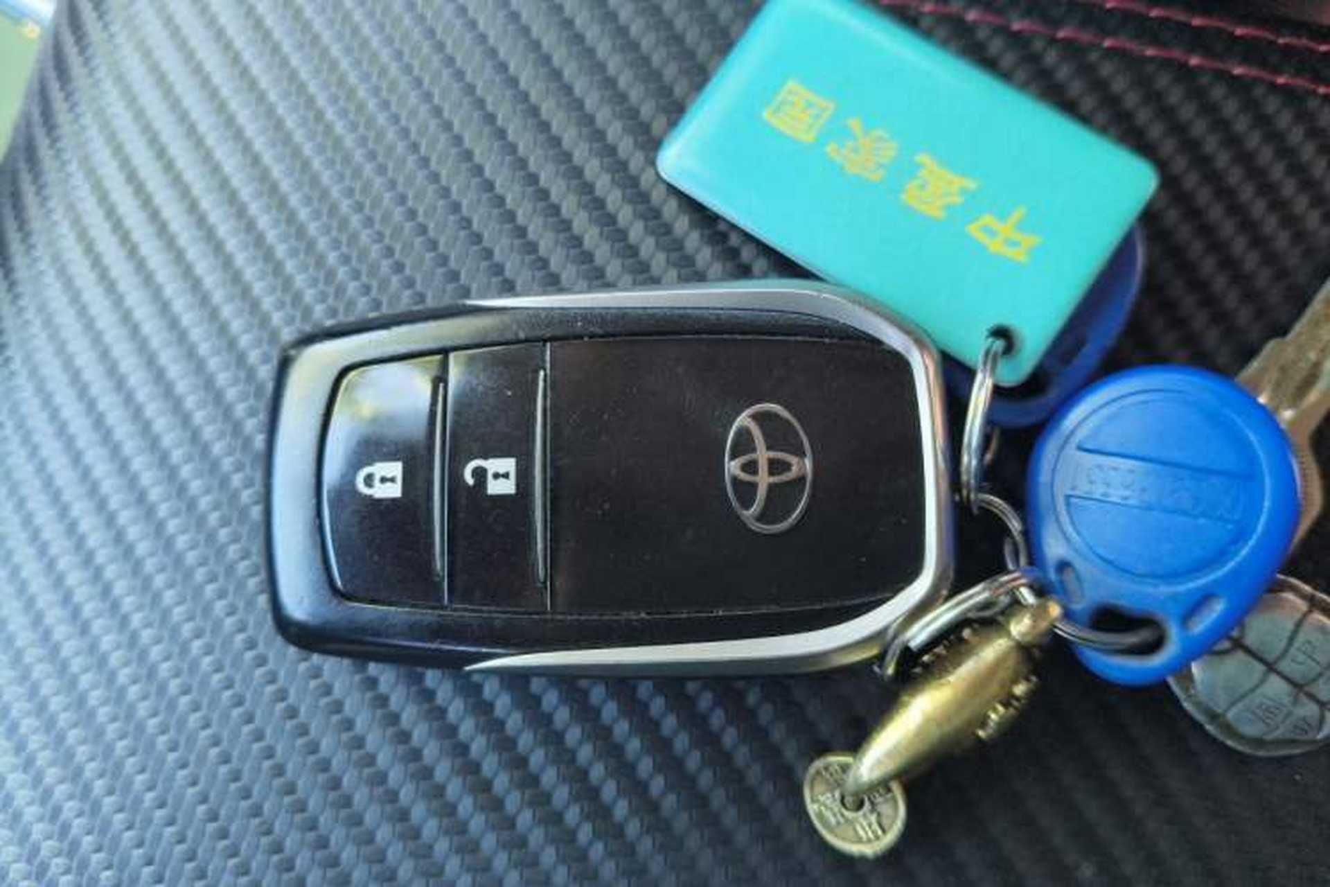 Used Toyota RAV4 2019 2.0L CVT Two-Wheel Drive Fashion X Limited Edition China V Standard Vehicle Key
