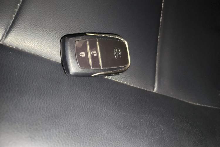 Used Toyota RAV4 2019 2.0L CVT Two-Wheel Drive Fashion X Limited Edition China V Standard Vehicle Key