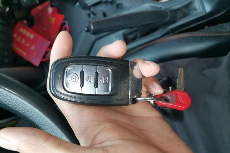 Used Toyota RAV4 2019 2.0L CVT Two-Wheel Drive Luxury Version China VI Standard Vehicle Key