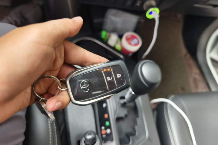 Used Toyota RAV4 2019 2.0L CVT Two-Wheel Drive Fashion X Limited Edition China V Standard Vehicle Key