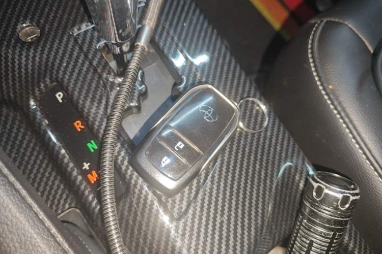Used Toyota RAV4 2019 2.0L CVT Two-Wheel Drive Luxury Version China VI Standard Vehicle Key