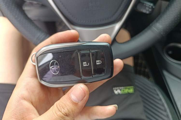 Used Toyota RAV4 2019 2.0L CVT Two-Wheel Drive Luxury Version China VI Standard Vehicle Key