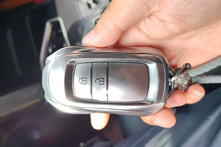 Used Toyota RAV4 2019 2.0L CVT Two-Wheel Drive Fashion X Limited Edition China VI Standard Vehicle Key