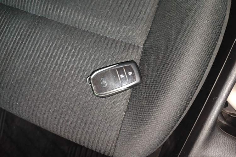 Used Toyota RAV4 2019 2.0L CVT Two-Wheel Drive Fashion X Limited Edition China VI Standard Vehicle Key