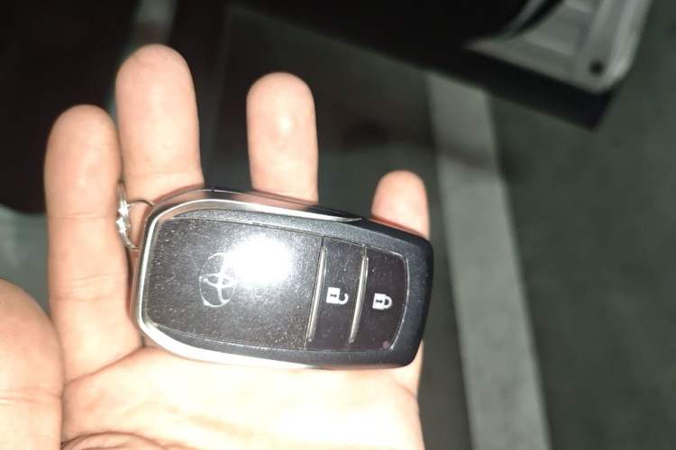 Used Toyota RAV4 2019 2.0L CVT Two-Wheel Drive ZhiShang Version China VI Standard Vehicle Key