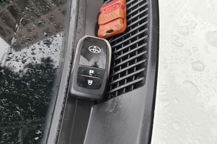 Used Toyota RAV4 2019 2.0L CVT Two-Wheel Drive Fashion X Limited Edition China V Standard Vehicle Key