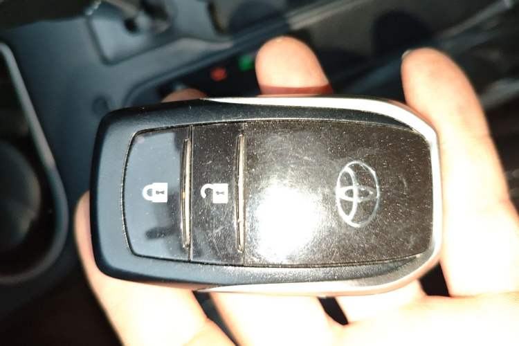 Used Toyota RAV4 2019 2.0L CVT Two-Wheel Drive Fashion X Limited Edition China VI Standard Vehicle Key