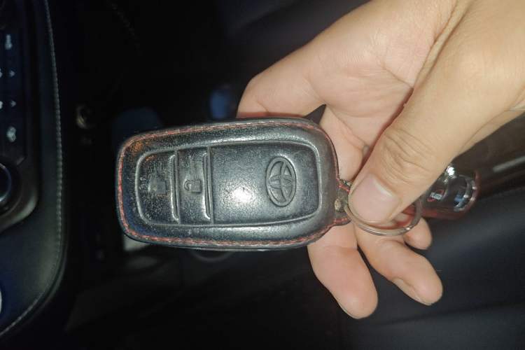 Used Toyota RAV4 2019 2.0L CVT Two-Wheel Drive Pioneer Edition China V Standard Vehicle Key