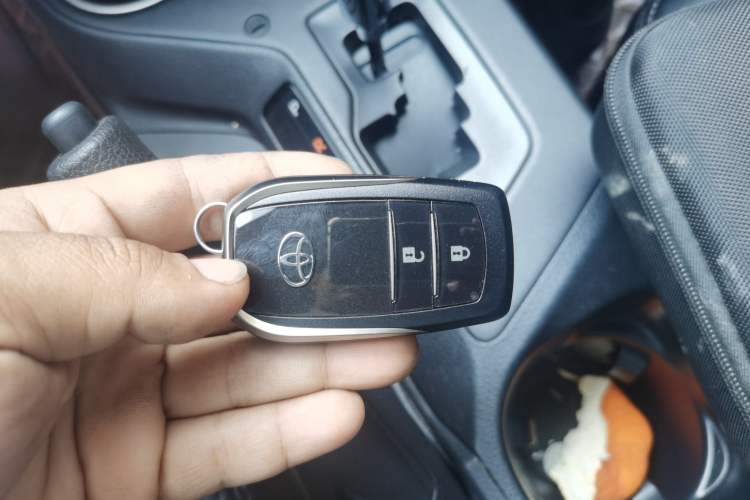Used Toyota RAV4 2019 2.0L CVT Two-Wheel Drive Luxury Version China VI Standard Vehicle Key