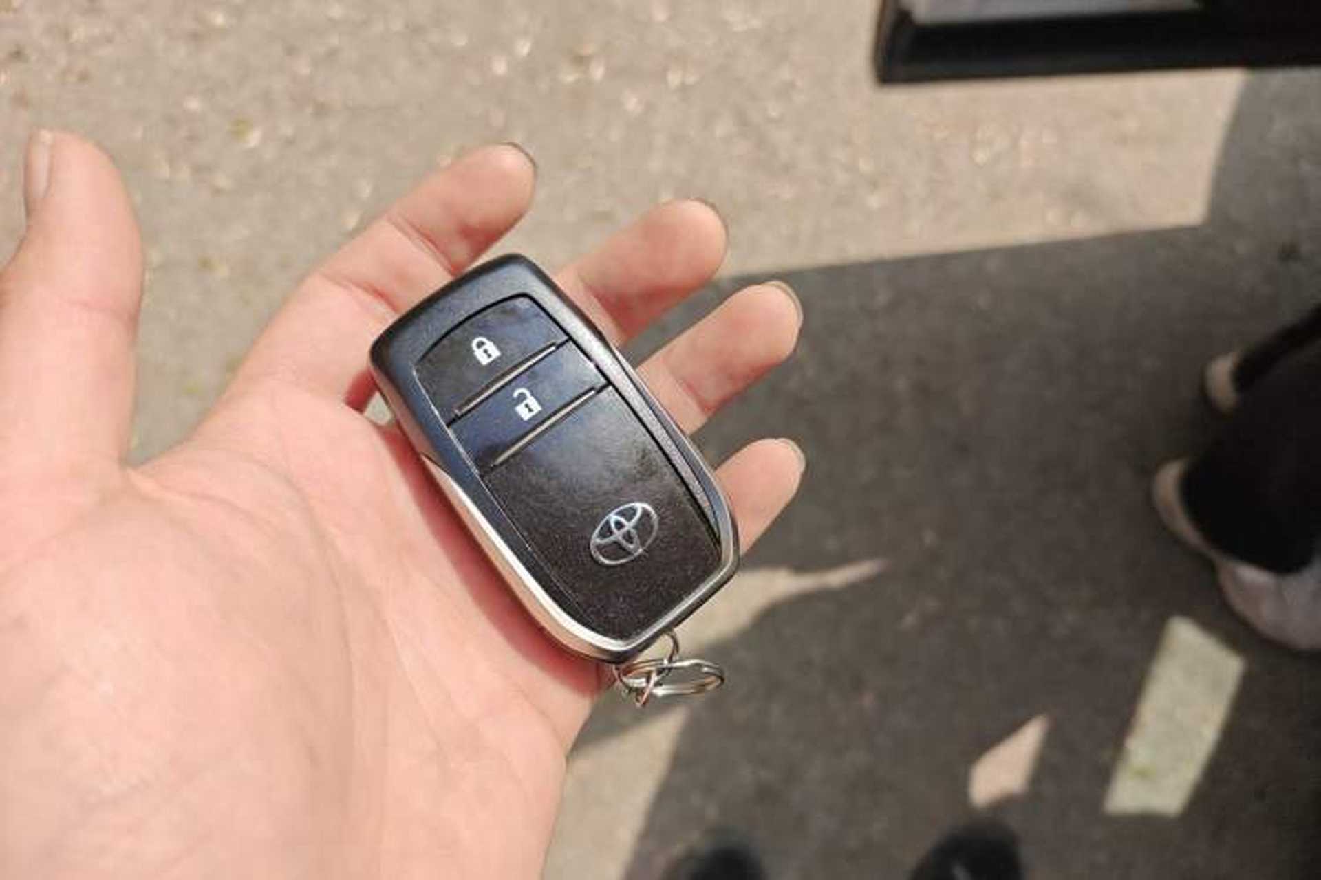 Used Toyota RAV4 2019 2.0L CVT Two-Wheel Drive Luxury Version China VI Standard Vehicle Key