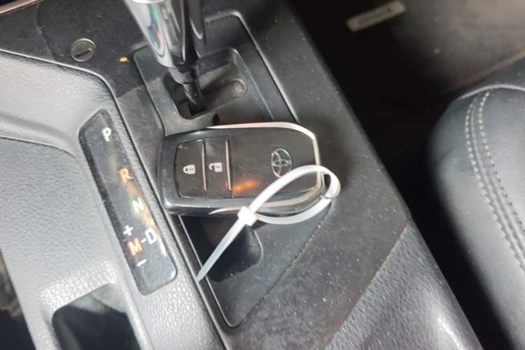 Used Toyota RAV4 2019 2.0L CVT Two-Wheel Drive Luxury Version China VI Standard Vehicle Key