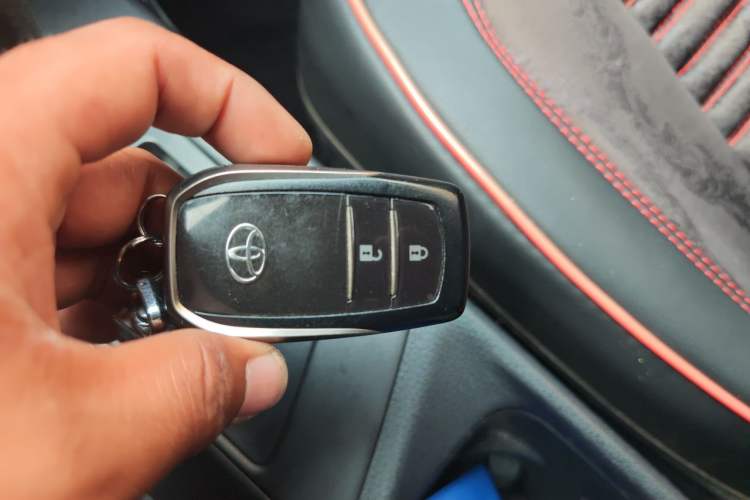 Used Toyota RAV4 2019 2.0L CVT Two-Wheel Drive Luxury Version China VI Standard Vehicle Key