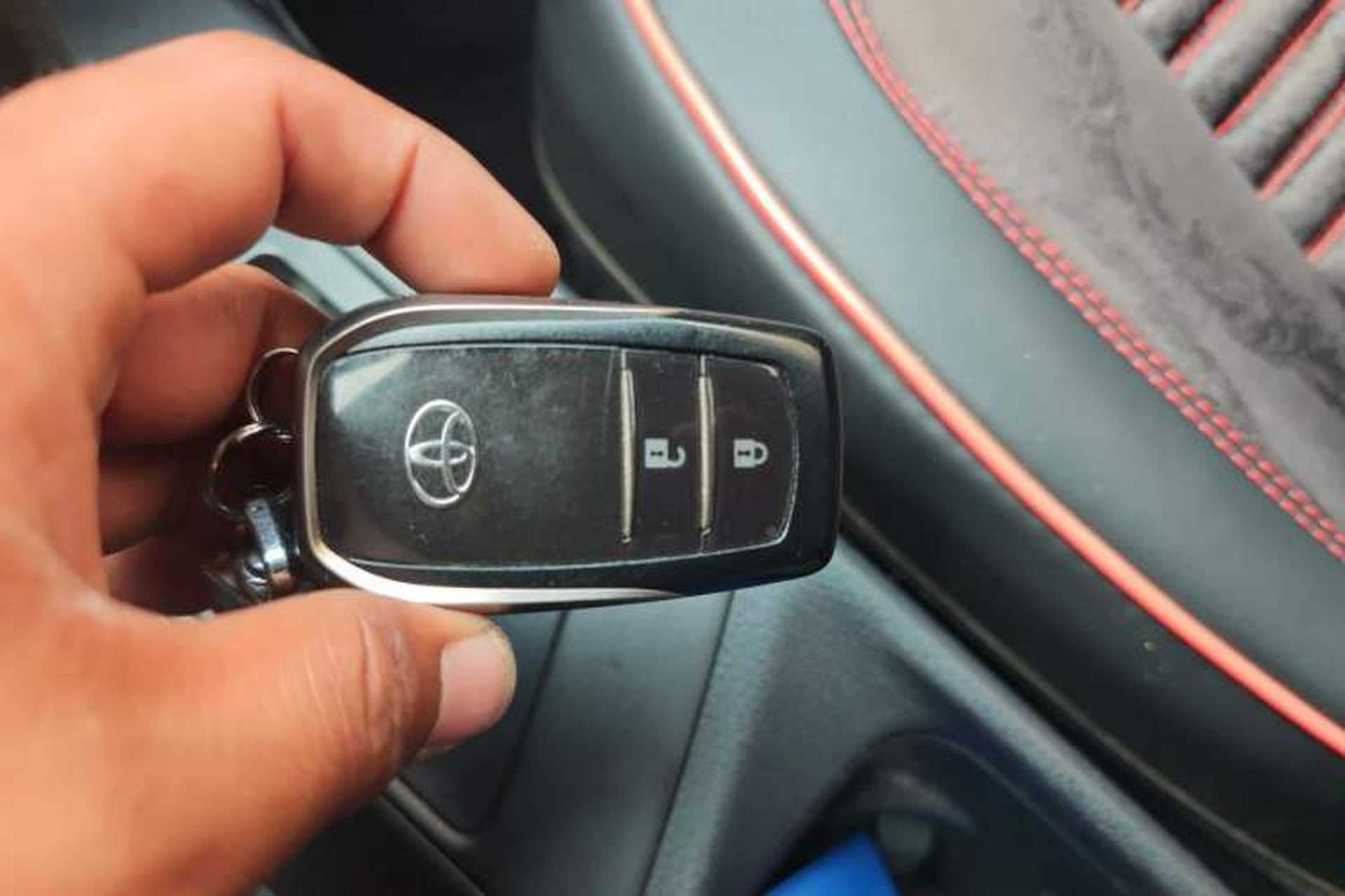 Used Toyota RAV4 2019 2.0L CVT Two-Wheel Drive Luxury Version China VI Standard Vehicle Key