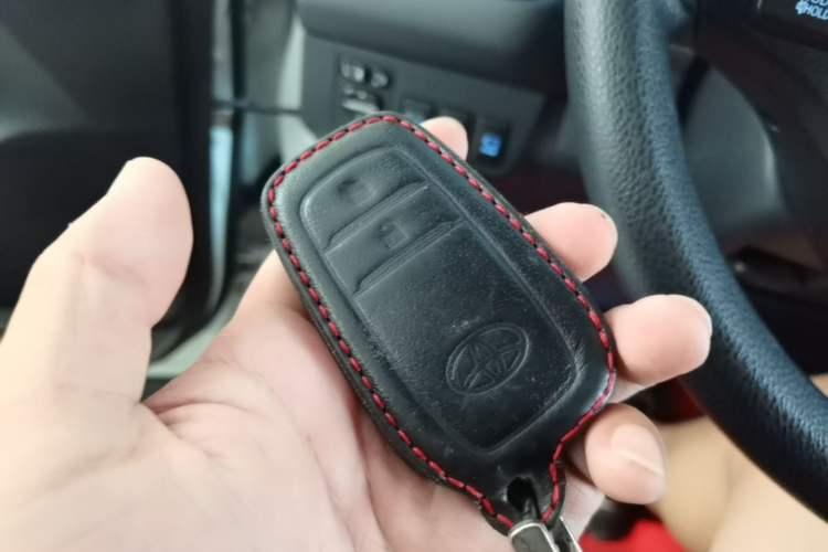 Used Toyota RAV4 2019 2.0L CVT Two-Wheel Drive Luxury Version China VI Standard Vehicle Key