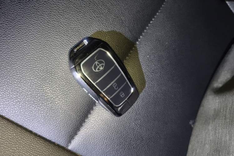 Used Toyota RAV4 2019 2.0L CVT Two-Wheel Drive Luxury Version China VI Standard Vehicle Key