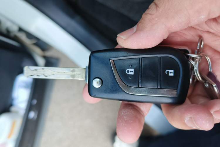 Used Toyota RAV4 2019 2.0L CVT Two-Wheel Drive Urban Edition China VI Standard Vehicle Key