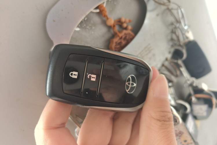 Used Toyota RAV4 2019 2.0L CVT Two-Wheel Drive Luxury Version China VI Standard Vehicle Key