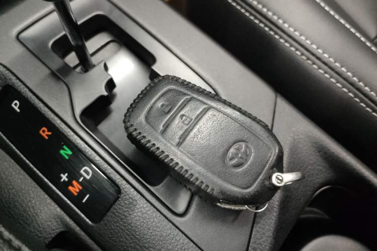 Used Toyota RAV4 2019 2.0L CVT Two-Wheel Drive Comfort Edition China VI Standard Vehicle Key