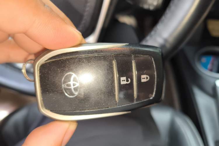 Used Toyota RAV4 2019 2.0L CVT Two-Wheel Drive Comfort Edition China VI Standard Vehicle Key