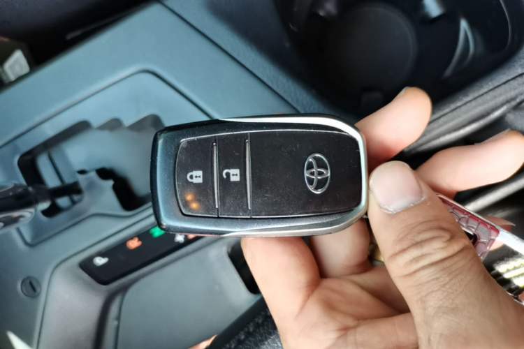 Used Toyota RAV4 2019 2.0L CVT Two-Wheel Drive Fashion X Limited Edition China V Standard Vehicle Key