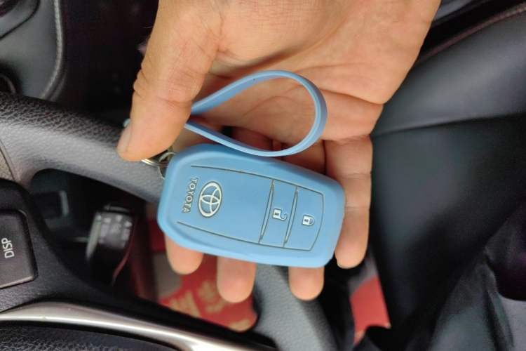 Used Toyota RAV4 2019 2.0L CVT Two-Wheel Drive Pioneer Edition China V Standard Vehicle Key