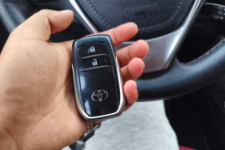 Used Toyota RAV4 2019 2.0L CVT Two-Wheel Drive Fashion X Limited Edition China VI Standard Vehicle Key