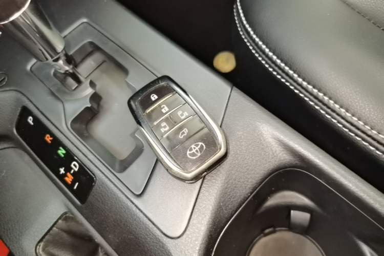 Used Toyota RAV4 2019 2.0L CVT Two-Wheel Drive Fashion X Limited Edition China VI Standard Vehicle Key