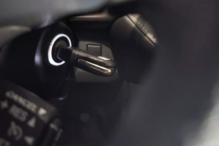 Used Toyota RAV4 2019 2.0L CVT Two-Wheel Drive Pioneer Edition China VI Standard Vehicle Key