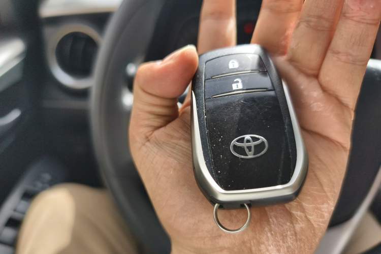 Used Toyota RAV4 2019 2.0L CVT Two-Wheel Drive Comfort Edition China VI Standard Vehicle Key