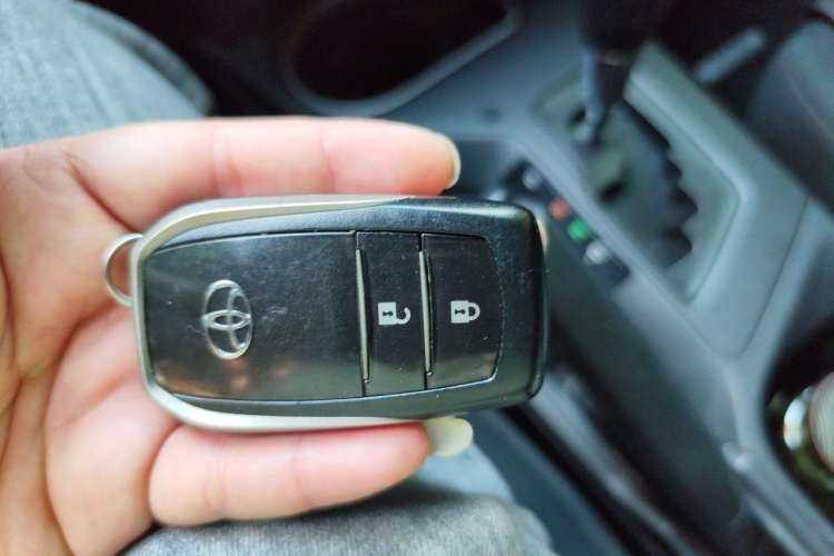 Used Toyota RAV4 2019 2.0L CVT Two-Wheel Drive Fashion X Limited Edition China V Standard Vehicle Key