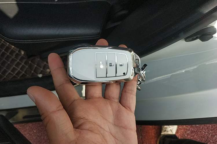 Used Toyota RAV4 2019 2.0L CVT Two-Wheel Drive Luxury Version China VI Standard Vehicle Key